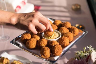 Plato de croquetas con salsa