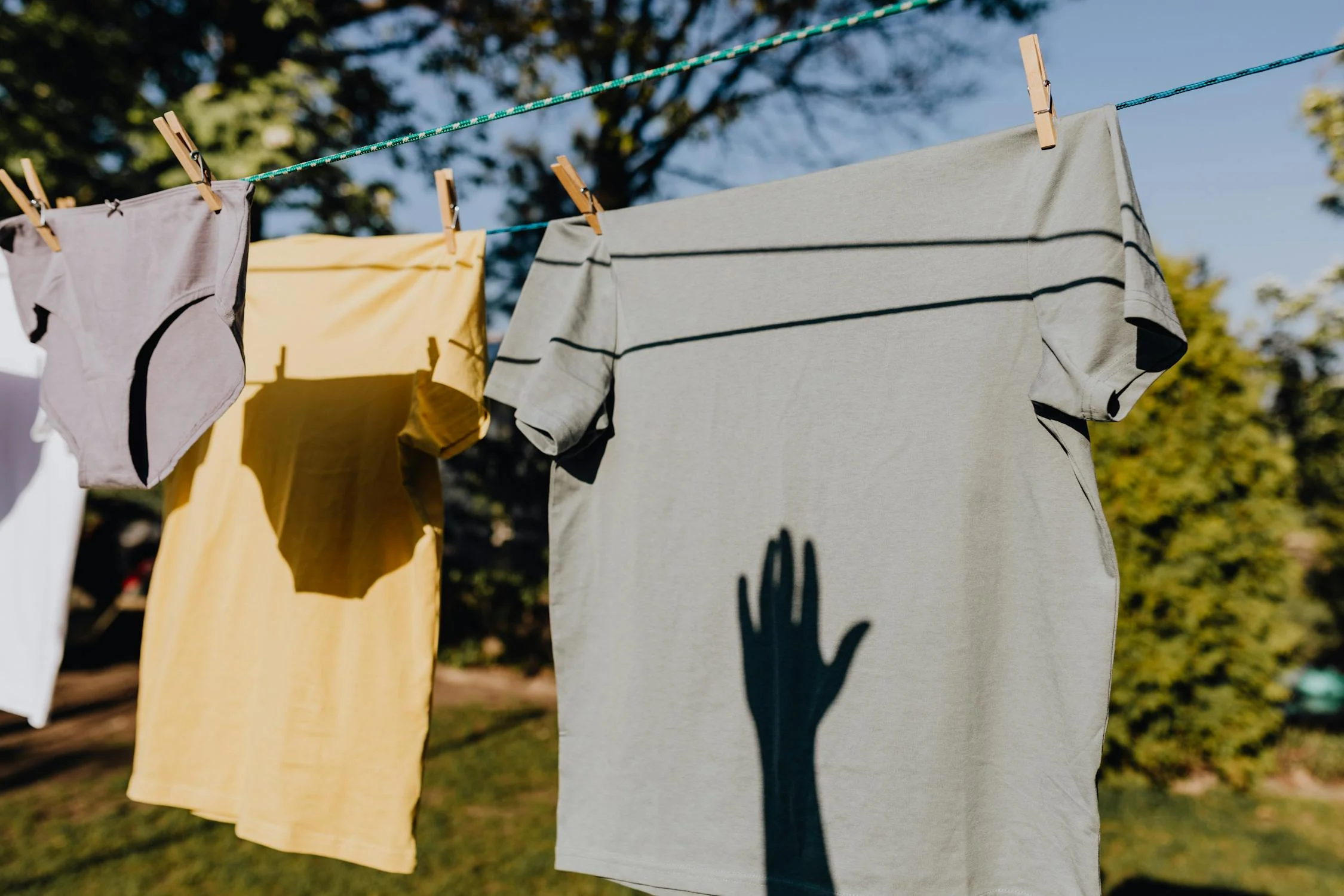 Ropa secándose al aire libre para evitar olor a sudor