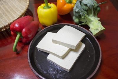 Tofu cortado en un plato