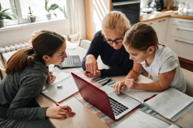 tres mujeres estudiando juntas