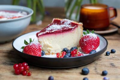 Trozo de tarta de queso con fruta