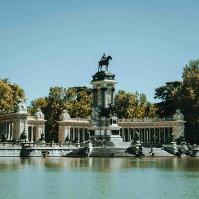 Vista del Monumento a Alfonso XII en el corazón del Parque de El Retiro