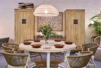 Dining room with a round wooden table and plates at Intergift