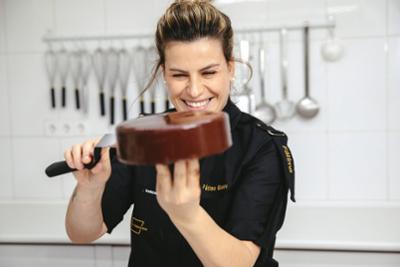 Fátima Gismero con pastel de chocolate