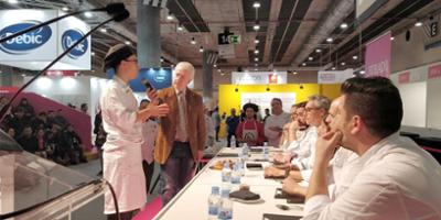 imagen de un alumno de pastelería frente a un jurado explicando su plato