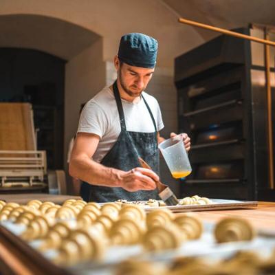 Panadero elaborando croissants