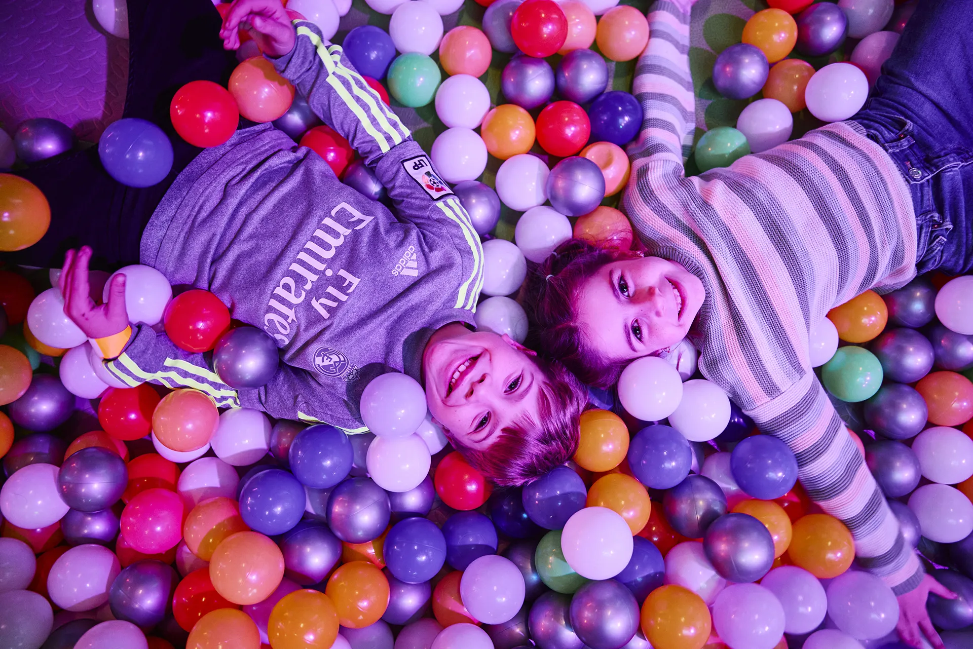 imagen niños realizando diferentes juegos y actividades en juvenalia