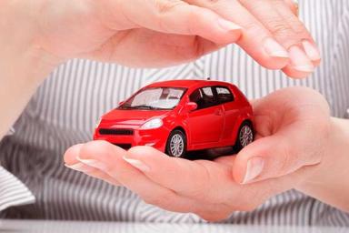 Un coche de juguete rojo entre dos manos