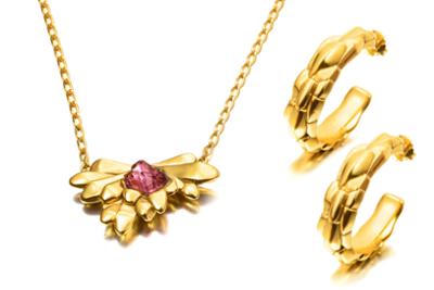 Gold earrings and necklace in Madridjoya