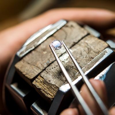 Person evaluating a jewel at Madridjoya.