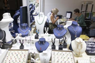 Stand de collares y anillos en Madridjoya