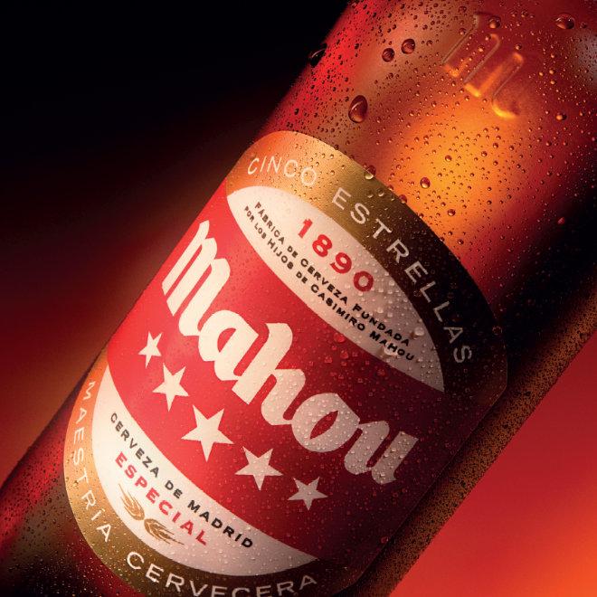 botella de cerveza MAHOU en Mercedes-Benz Fashion Week Madrid