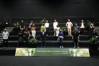 El director general de IFEMA, Eduardo López-Puertas, y la directora de MBFWMadrid, Nuria de Miguel, junto a los diseñadores participantes en la 72º edición de la pasarela