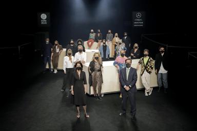 foto de familia con los diseñadores en pasarela, el Director General de IFEMA y la Directora de MBFWMadrid