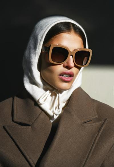 mujer con gafas de multiopticas