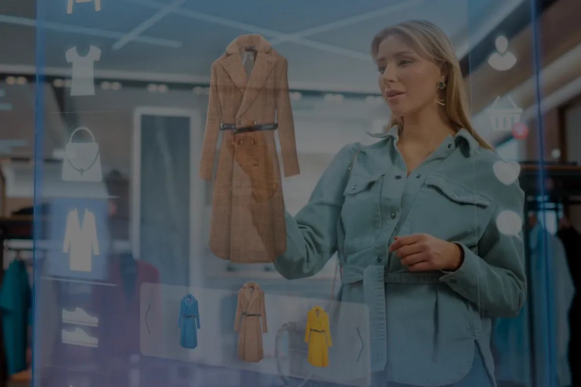 Mujer trabajando con vestidos de forma virtual