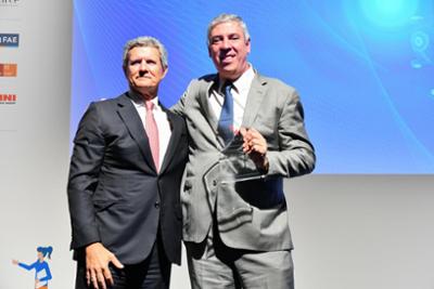 José Vicente de los Mozos, Presidente del Comité Ejecutivo de IFEMA MADRID, recibiendo la placa de manos del Presidente de SERNAUTO, Francisco Riberas