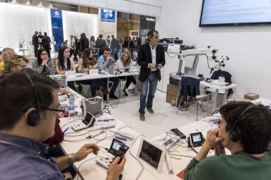 Algunos profesionales atentos a las demostraciones en un taller practico en EXPODENTAL