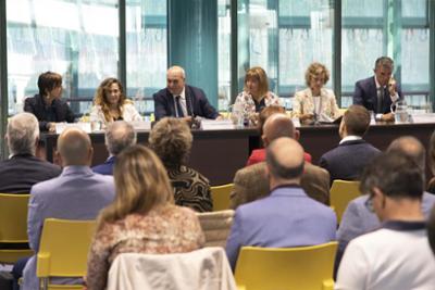 Los representantes de IFEMA MADRID, Fenin y Brand Comunicación, a lo largo de una mesa durante la presentación de ORAL TECH a las empresas