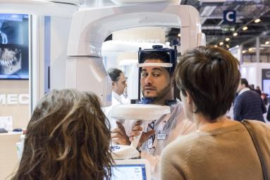 A professional visitor to EXPODENTAL tests an advanced scanner technology