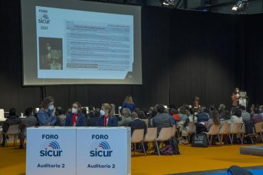 Acceso al  auditorio de Foro SICUR durante una presentación y lleno de asistentes