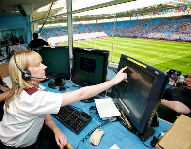 Control de seguridad en un partido de fútbol