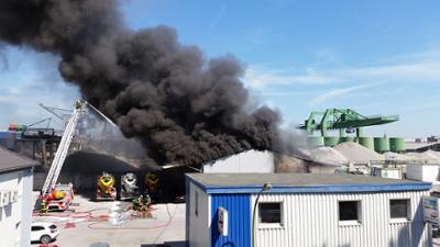 Humo negro provocado por el incendio en una fábrica.