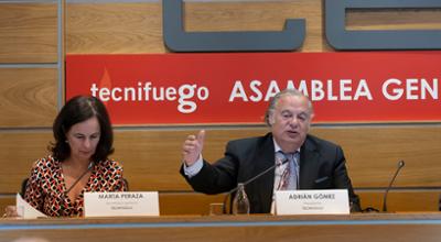 Marta Peraza, Secretary General, and Adrián Gómez, president of TECNIFUEGO, at the General Assembly of the Association.