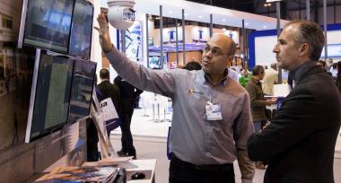 Un profesional muestra en un stand en SICUR una solución  en vídeo vigilancia