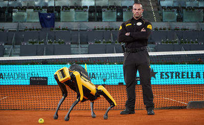 A security guard and the intelligent robot dog that Prosegur deployed at the last Mutua Madrid Open.