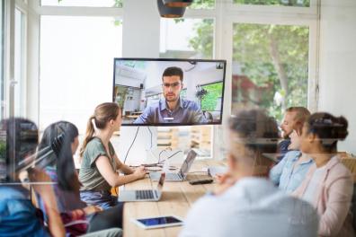 Un grupo de alumnos asistiendo a una clase online