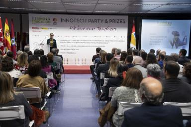 Image of the director of SIMO EDUCACION, Lola González, during the presentation of the prizes to the Experiences