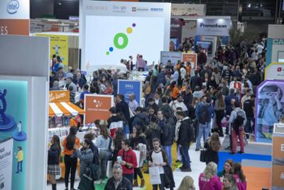 The SIMO EDUCACIÓN pavilion was packed with visitors and technological offerings for education.