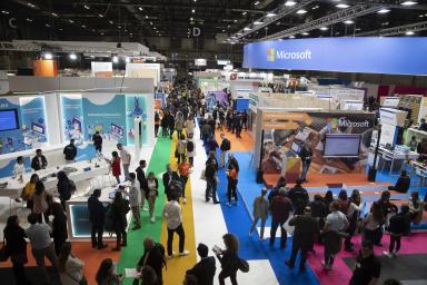 Vista panorámica del pabellón de SIMO EDUCACION, con stands y profesionales