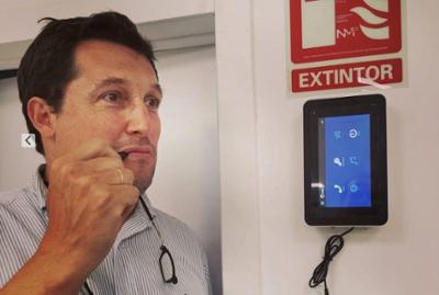 Arsenio Vilallonga, CEO and founder of Qvadis Innova, next to a home automation screen.