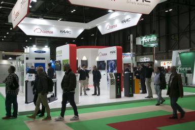 Image of the atmosphere in the SMART DOORS pavilion showing different automatic door stands and professional visitors.