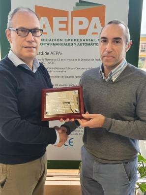 Javier Pérez Sánchez (left) receives a recognition plaque from Juan Carlos Erauso, the new President of AEPA.