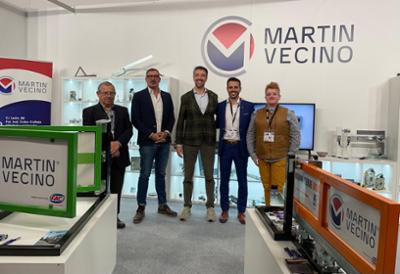 Responsables de Martin Vecino en el stand de la empresa en Smart Doors 2022.