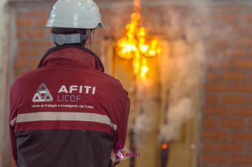 Un técnico de AFITI observa como se comporta una puerta ante el fuego