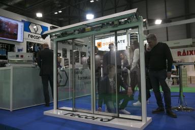 Uno de los stands de  la pasada edición de SMART DOORS en el que se ve una puerta de cristal