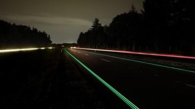 Carretera con iluminacion y señalizacion nocturna