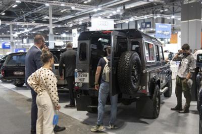 aspecto parcial exposición de vehiculos en pabellón