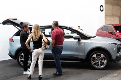 Una persona comprando un coche o informándose en el Salón del VO