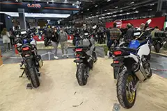 Motos en stand de feria